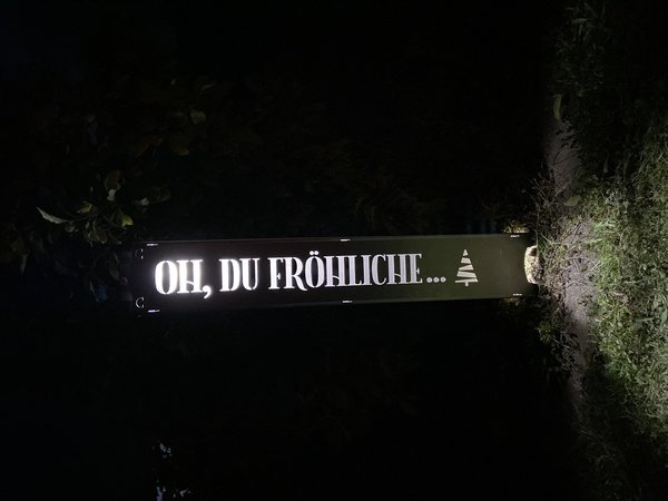 Frontmotiv "Oh, Du Fröhliche..." mit Weihnachtsbaum für Wechselsäule